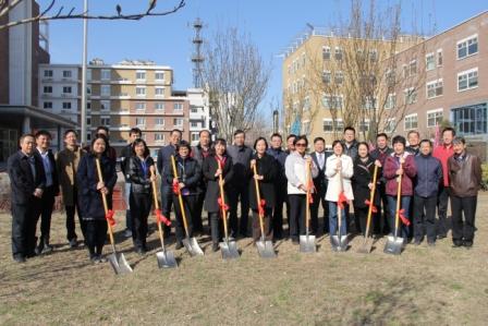 公司領(lǐng)導(dǎo)和員工代表共同栽種同心樹苗