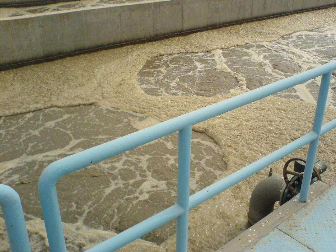 生物曝氣池出現(xiàn)泡沫，使用哪種消泡劑？
